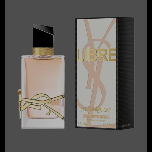 Yves Saint Laurent Libre parfym 50ml - YSL Libre Eau de Toilette i en lyxig glasflaska med guldiga detaljer och svart lock. Doften är fräsch och feminin, perfekt för dig som gillar eleganta och moderna parfymer. Flaskan rymmer 50 ml och har en stilren design med YSL-logga i metall.