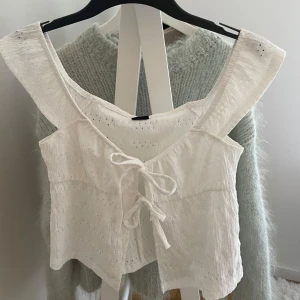 Vit topp - Vit topp ifrån Gina Tricot i storlek S, den passar även XS🥰🥰