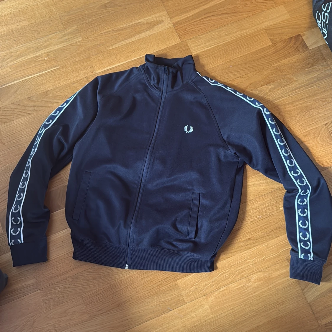 Svart track jacket från Fred Perry
