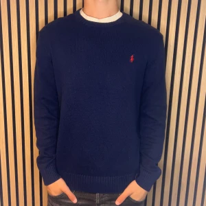 Ralph Lauren sweater  - Mörkblå Ralph Lauren sweater | Skick 8,5/10 | Hör gärna av dig vid minsta fundering😊| Kika ut min profil för liknande!
