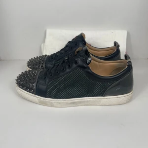 Christian Louboutin Louis Junior spikes - Christian Louboutin, med klassiska nitarna och den ikoniska röda sulan. Skick: 8/10. Retail: 9,800 SEK. Dustbag medföljer.