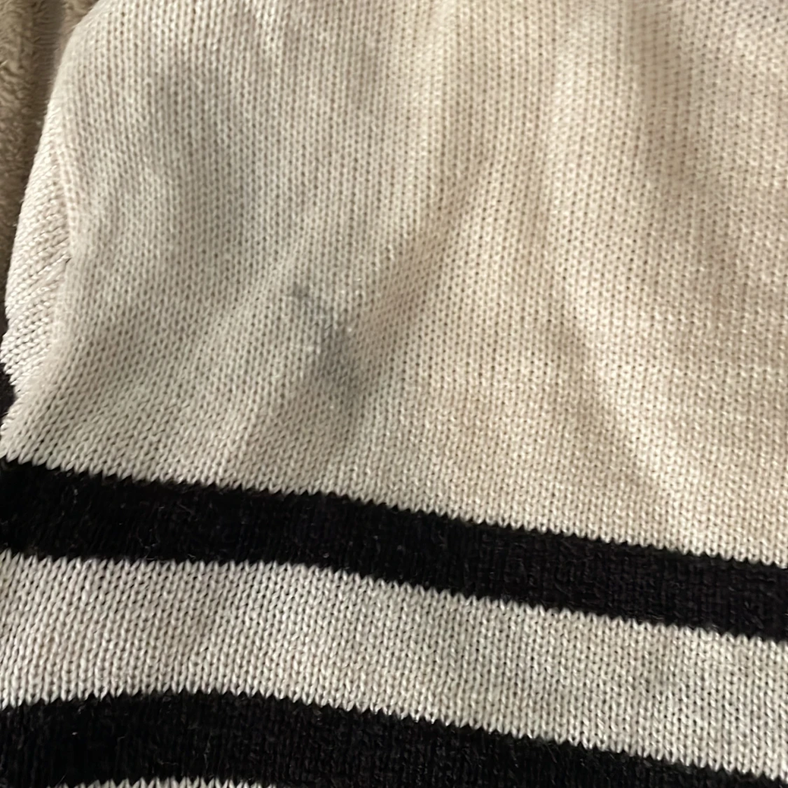 Vit och svart randig stickad tröja - 2