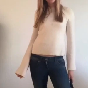 Beige stickad tröja med vida ärmar - Superfin beige stickad tröja med vida, långa ärmar och ribbade detaljer vid ärmslut och nederkant. Tröjan har en klassisk rund halsringning och är perfekt för dig som gillar en enkel men trendig look. Passar snyggt till jeans eller kjol. FLÄCKEN PÅ FÖRSTA BILDEN E BORTA!!