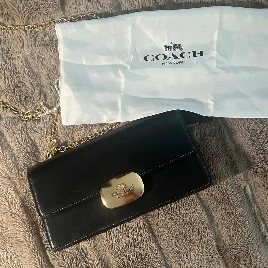 Svart axelväska från Coach i skinn - 1