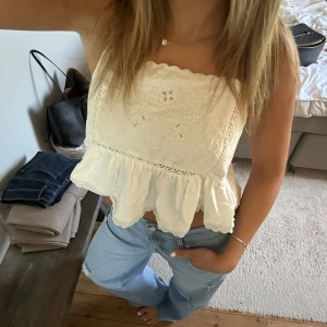 Vit broderad sommar topp - Supersöt vit topp med broderade detaljer och volang nertill🙌🏼🎀
