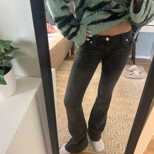 True religion jeans - true religon jeans i modellen joey! Storlek passar 24, passar mig som e 165💕💕💕sparsamt använda 