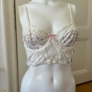 🎀Bustier / korsett topp med spets och gulddetaljer  - Så söt bustier med spets och knäppning med många hyskor där bak o liten rosett framtill  🌺 S / 75A