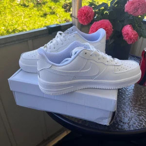 Nike AirForce 1 - Hej! Säljer dessa skorna då de inte passar mig! Nya samt oanvända. Vid frågor är det bara höra av sig! Mvh.