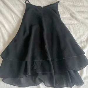 Stockholmstil blus - Jättesöt topp med fler lager och en knapp i nacken💕 passar perfekt till ljusblå jeans eller till en elegant kjol💕 har ett hål på det inre lagret på insidan Det syns inte alls och det placerat under armen. En händig människa kan säkert säga ihop det.😊passar xs-S