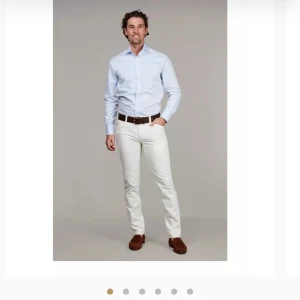 Beiga chinos från Hansen & Jacob - Snygga beiga chinos från Hansen & Jacob med klassisk passform och stilrena detaljer. Byxorna har normal midja, raka ben och är tillverkade i bomull för en skön känsla. Perfekta till skjorta eller t-shirt för en clean look.