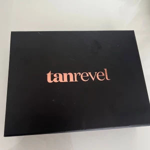 Tanrevel Tanning Kit - Tanningdropsen har hälften av vätskan kvar!! Men det går att köpa refill på deras hemsida så det är inga problem, allt är som det ska och allt tillhör och kommer i orginalförpackning! Säljer pågrund av brist på användning 