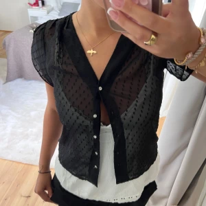 Prickig blus - Såå fin prickig blus med knappar😍😍