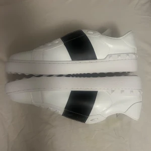 Sneakers vit/svart 43 - Skorna har snörning och en clean look som sticker ut. Storlek 43 ! Skriv vid frågor och funderingar 😊