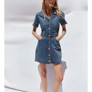 Jeansklänning från Zara  - Snygg jeansklänning från Zara som är slutsåld, storlek M sitter som S den är helt ny med prislappen kvar nypris 400 