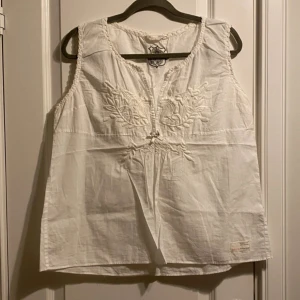 Linne / blus från Odd Molly! -  Storlek 4=XLSuperfint skick!  Brodyr och spets!  Litet knäppe framtill  Perfekta sköna plagget!  Plaggets totala längd cirka 60 cm