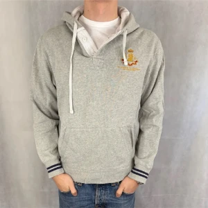 Ralph Lauren hoodie  - Fint skick! Modellen är 185 bär L sitter som M