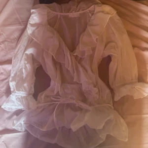 Super fin blus - Jätte fin sommar blus med trekvarts ärmar. Passar till allt jätte fin o skön. Har snörning vid midjans så de går att dra åt ifall man vill att den sitter tightare. Storlek 34 passar xss-s💞