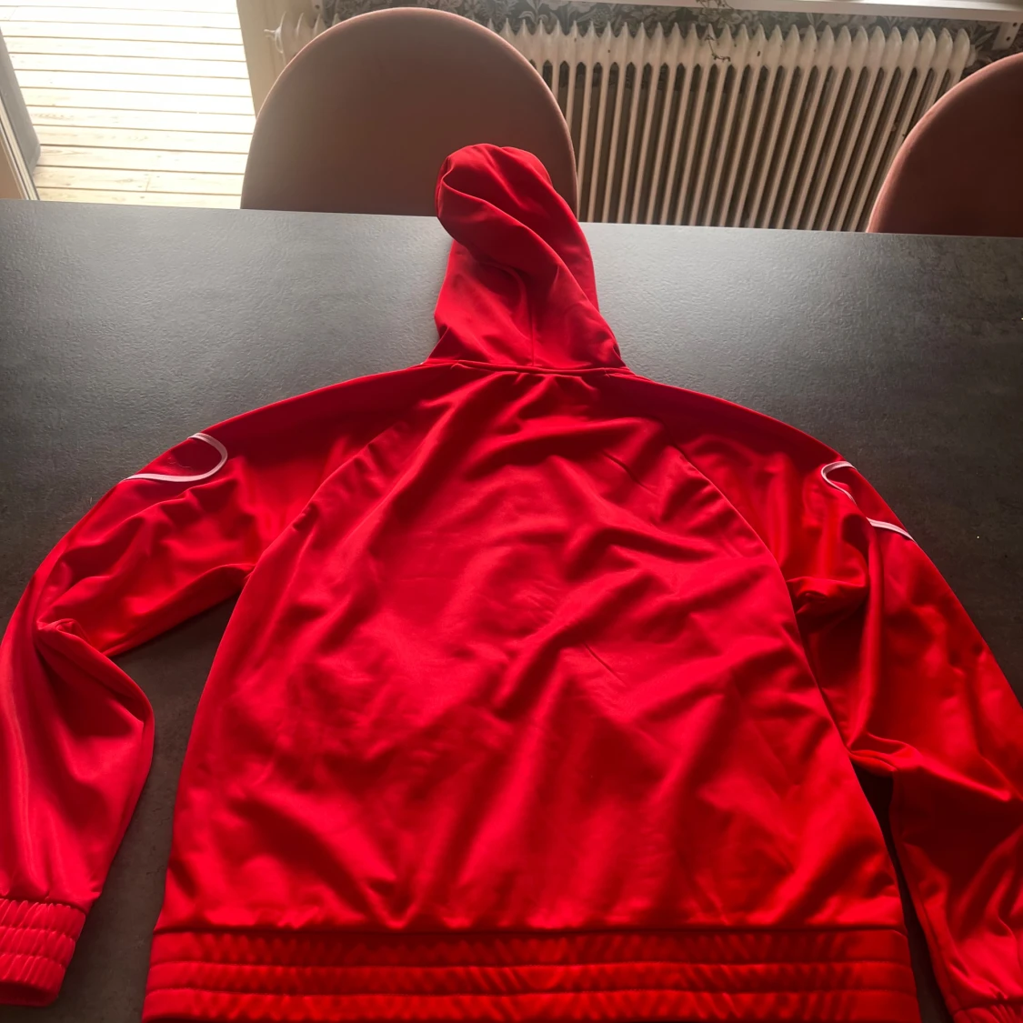 Röd vindjacka med hjärtdetalj från Monki - 2