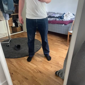 Levis jeans - Säljer ett par mörkblå Levis jeans av modellen 501. 34W 32L. Jeansen är lagade i grenen(vilket inte syns och dessmindre när jeansen sitter på) och uppsydda med någon cm därav det billigare priset.