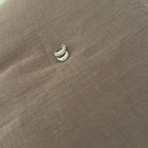Örhängen - Säljer dessa örhängena i silver, superfina och glittrar! Pris kan diskuteras💕 Helt oanvända och i rostfritt stål.