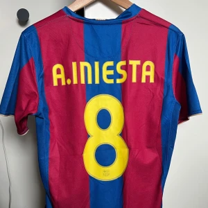 Barcelona Iniesta tröja 2007 - Barcelona matchtröja Iniesta #8, från 2007. Nyskick,använd 2-3 gånger bara, OBS ÄR UTLAGD PÅ FLER SIDOR Önskas fler bilder eller om det är nån fråga skriv bara