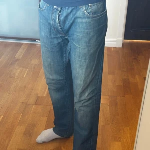 Blå jeans från Jacob Cohen - • Nu säljs ett par Jacob cohen jeans i mycket bra skick 👖  • Storleken är W32 och han på bilden är ca 177cm 📏  • Jeansen är sliten vid grenen och har sydd vid grenen, därav priset ⭐️ • Jacob cohen jeans är de populäraste och mest lyxigaste jeansen du kan hitta nu på marknaden 🤑 Mycket material och många detaljer 👏  • Nypris är ca 5 000kr men jag säljer bara för 399kr ! 🤯  • Hör av dig vid minsta lilla fundering 🤔💭 • Kolla gärna in profilen för andra schyssta plagg som raffe skjortor, lanvins, rep