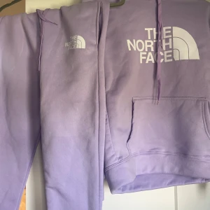 North face set  - Säljer detta mjukis set från north face i storlek S, aldrig använt. Säljer för 200kr