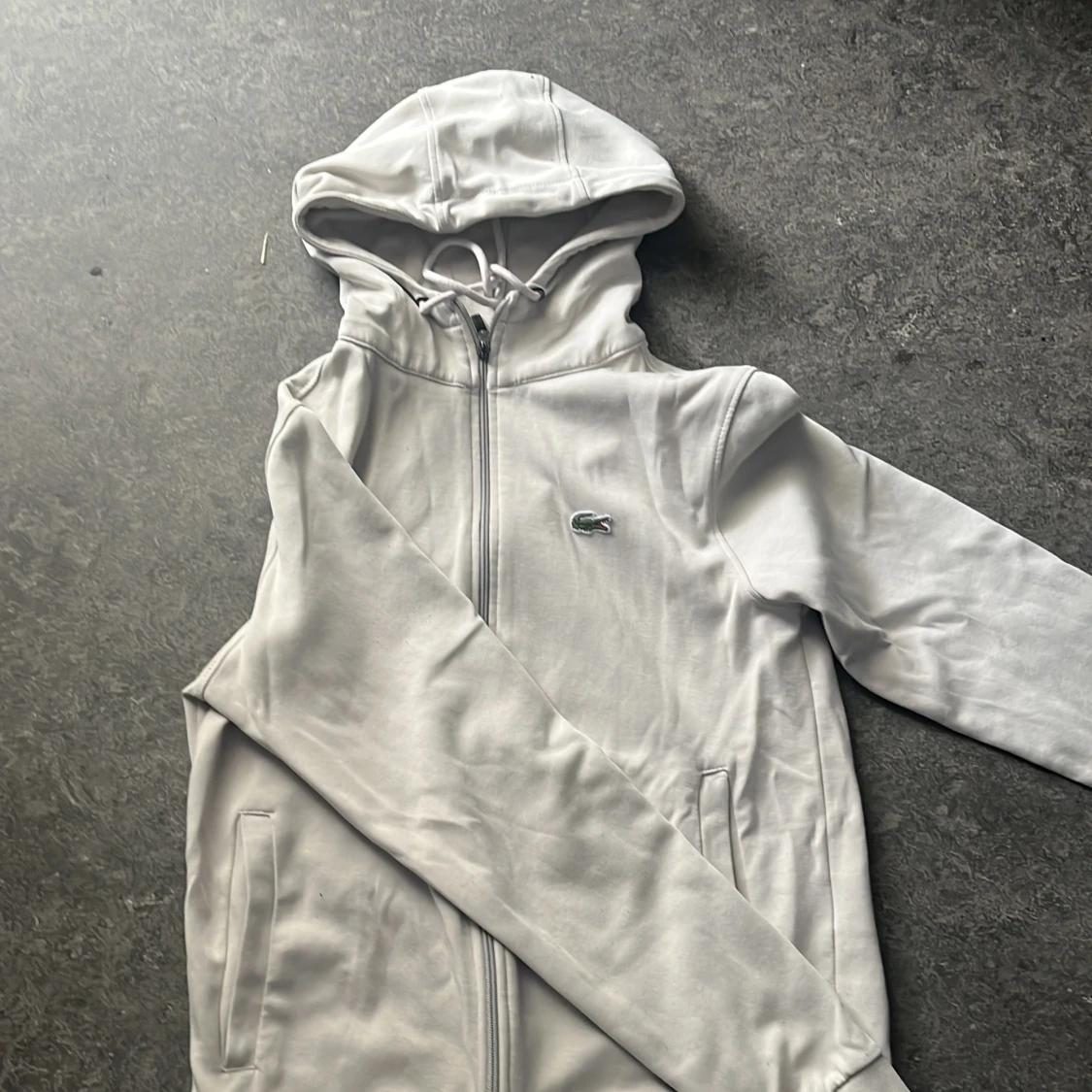 Vita tracksuit från Lacoste