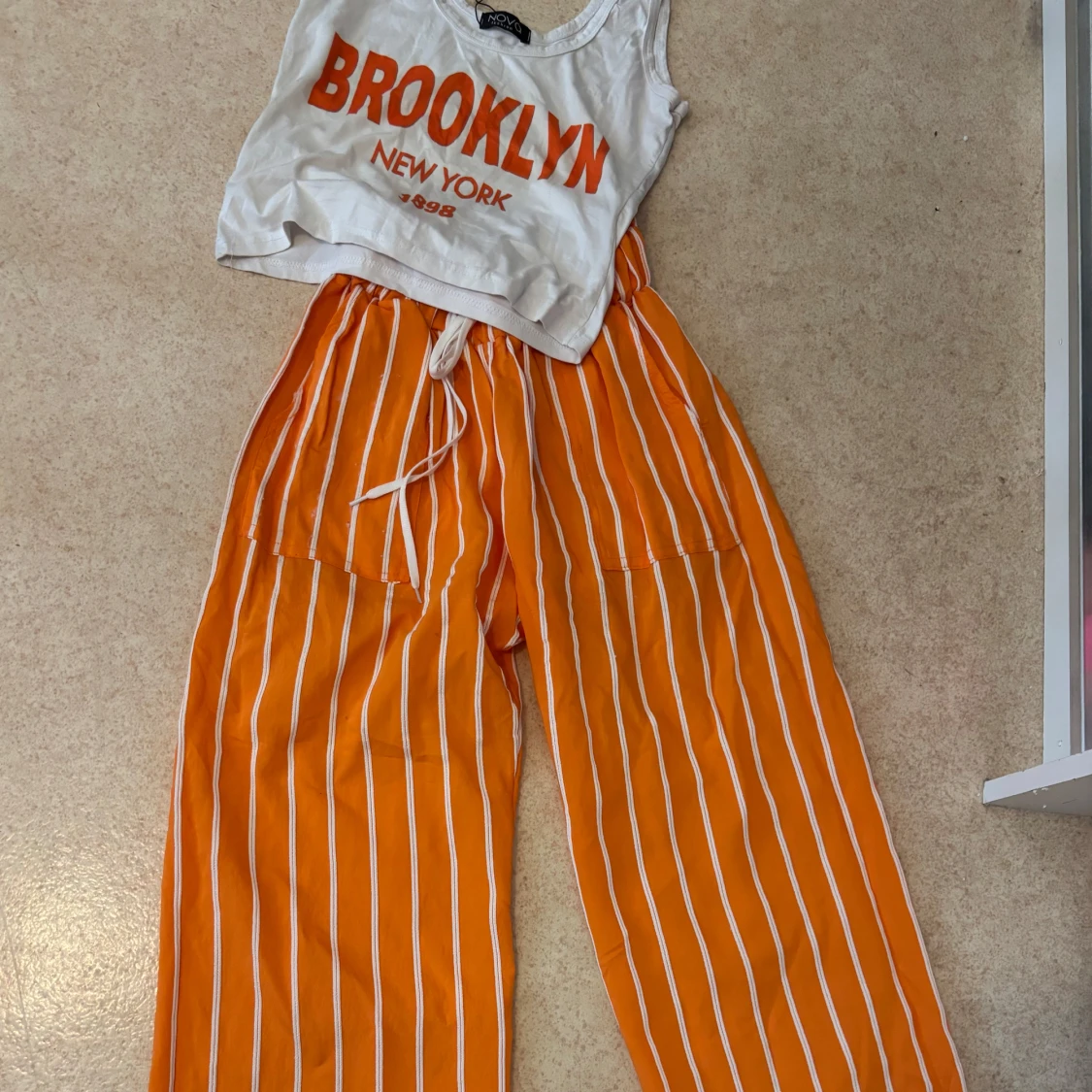 orange linnebyxor med linne . Bra använd men bra ändå.