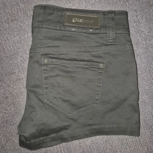 Low waist shorts - Militärgröna shorts med låg midja. 