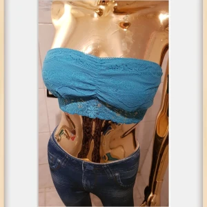 Oanvänd Turkos spets "bh" från Bik Bok - Turkos "bh" med inlägg från Bik Bok i mjuk spets med blommigt mönster. Bh är axelbandslös och har en snygg med elastisk passform. Sitter en silikonband upptill på insida för att hållas på plats :-) Oanvänd med lappen kvar! Finns ej att köpa nu i butik då det var längesen jag köpte men har glömts bort och nu för liten. 