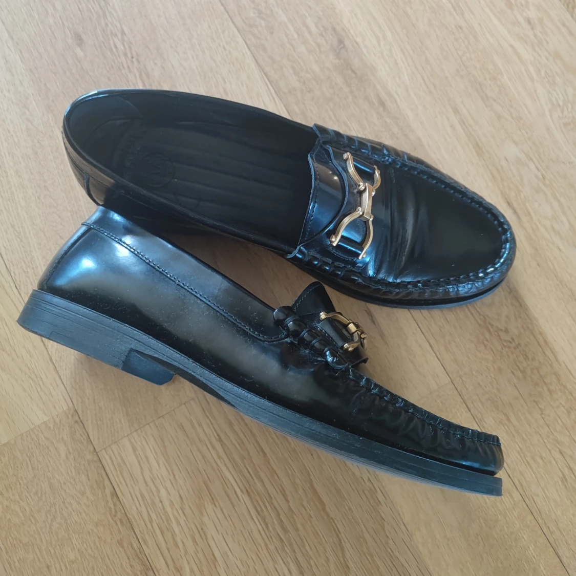 Svarta loafers med gulddetalj - 1