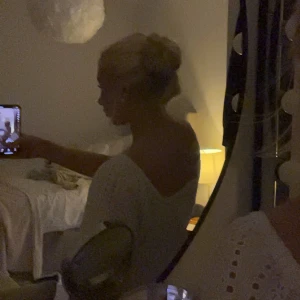 Vit offshoulder topp - Säljer en söt vit offshoulder topp med spetsdetaljer. Perfekt för en somrig look. Toppen har en fin passform och är både stilren och bekväm. Slitning vid sidan av tröjan!