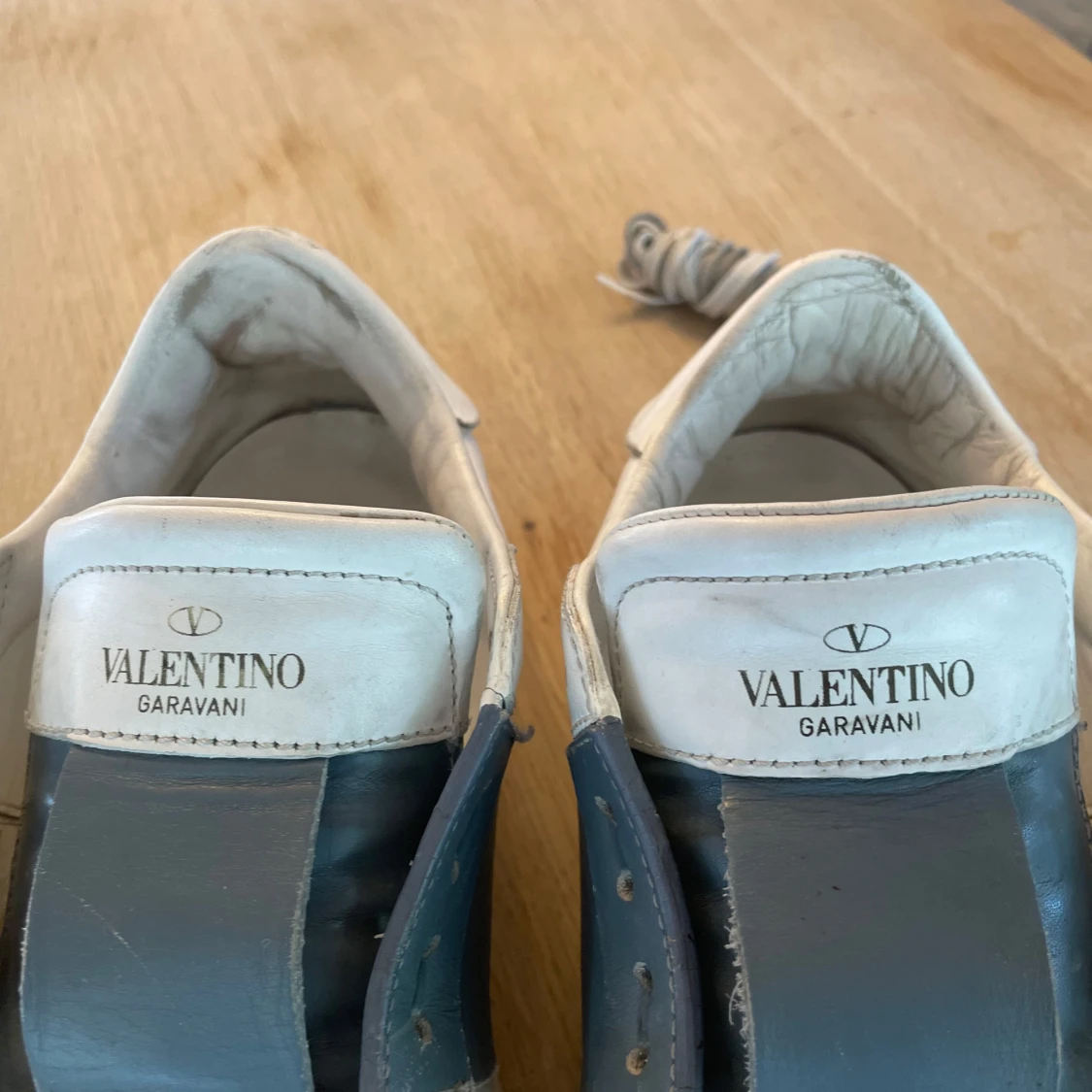 Valentino Garavani sneakers, orginal snören som följs med - 1