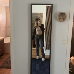 Gråa Jeans från Gina Tricot  - Säljer dessa supersnygga jeansen från Gina Tricot. Storlek 36 men rätt små i storleken enligt mig. Använt skick. 300kr 