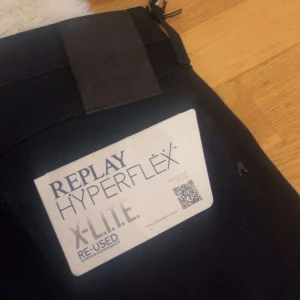 Svarta Replay Hyperflex Anbass jeans - Snygga svarta jeans från Replay i modellen Hyperflex Anbass. De har en modern passform och är tillverkade i ett stretchigt material för extra komfort. Perfekta för en stilren look.