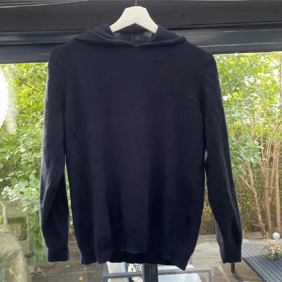 Marinblå kashmir hoodie från Mo Casual