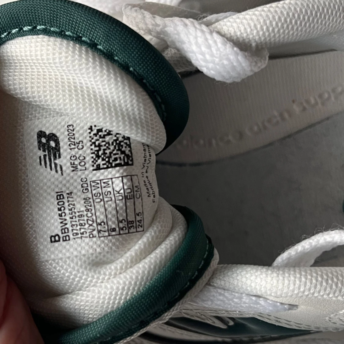 Vita och gröna sneakers från New Balance - 2