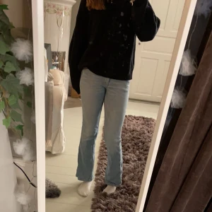 Ljusblå bootcut jeans - Snygga ljusblå bootcut jeans från Gina tricot💕✨ säljer för att de är lite för korta för mig och används inte längre🤍 storlek 152 men passar mig som brukar ha 32 (jag är 163 cm)💗De är ganska använda under en period men har legat i min garderob ett tag nu. Ej trasiga🩷för fler bilder eller frågor skriv till mig privat🤍✨
