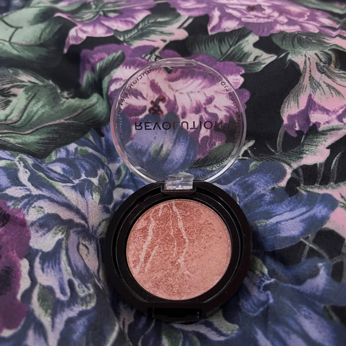 Rouge och highlighter från Revolution - 3