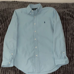 Ljusblå skjorta från Ralph Lauren - Snygg ljusblå skjorta från Ralph Lauren i storlek S. 8/10 skick. Säljer för att jag har växt ur den.
