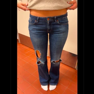 Lågmidjade jeans - Håliga Lågmidjade jeans från Only💗jag är 172 för referens.  Skriv för fler bilder eller om ni har frågor 💗💗🥰