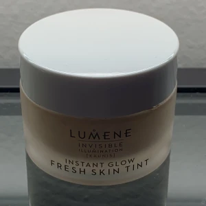 Lumene Instant Glow Fresh Skin Tint - Upptäck Lumene Instant Glow Fresh Skin Tint, en lätt och återfuktande foundation som ger en naturlig lyster. Perfekt för en fräsch och strålande look. Endast provad en gång med helt rena händer och köpt för ca 350kr. Hör av dig vid frågor💕