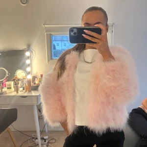 Rosa fluffig jacka - Säljer min supermjuka fluffiga rosa jacka som är perfekt! Den är inte super varm så passar perfekt som vår jacka. Mycket bra skick och inga tecken på användning.