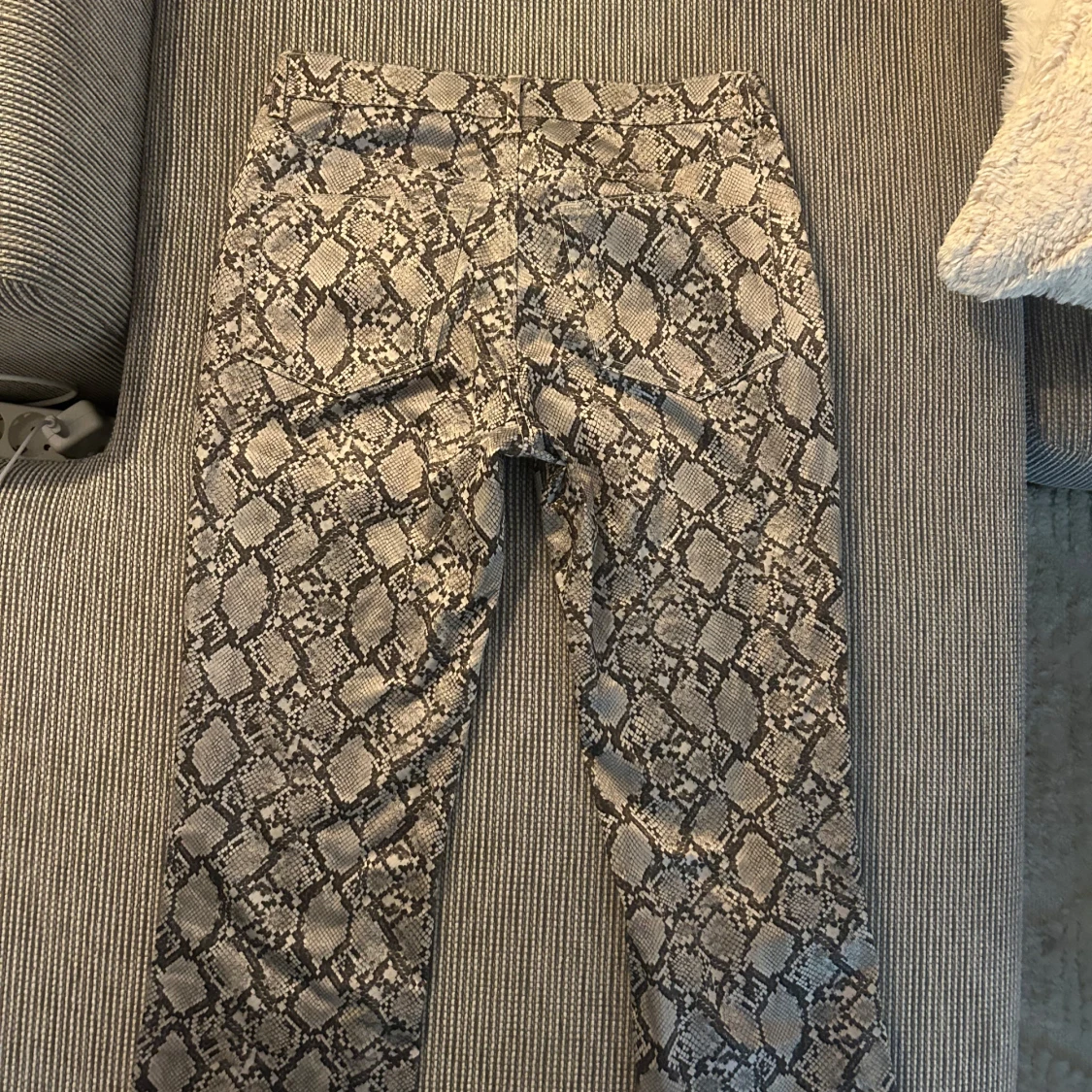 Ormmönstrade byxor från Weekday - 3