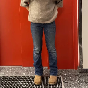 Blå lågmidjade jeans - Blå lågmidjade Lee jeans i mycket bra skick. Säljer då jag har för många jeans.