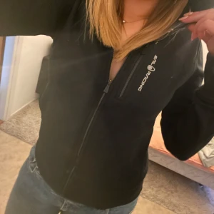 Svart Sail Racing Hoodie - Säljer min svarta sail racing zip hoodie. Den är i storlek M kvinno modell. Köpte för 1500kr, säljer för 600kr. Den är i bra skick. Säljer eftersom den inte kommer till användning längre. Skriv privat för andra bilder eller frågor gällande plagget.💕