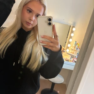 Svart hoodie - Säljer en klassisk svart hoodie. Hör av er vid funderingar eller om ni vill ha bilder med hur plagget sitter på mig. Titta gärna in mina andra plagg!