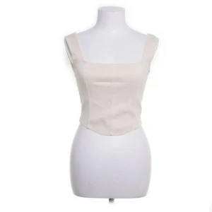 Beige topp från Zara - Säljer en beige topp från Zara som inte har några tecken på användning.