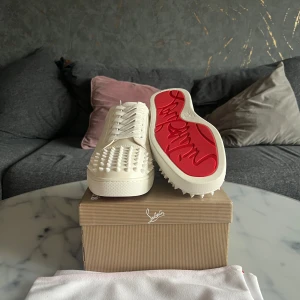 Louboutins - God dag🤗! Vill skicka ut dessa feta Loubs färgen är 🐩 och skicket är 9/10 det bästa du kan hitta nästan helt oanvända pris är alltid diskuterbart för mera funderingar kan du skicka ett dm och du får ha det gott!!